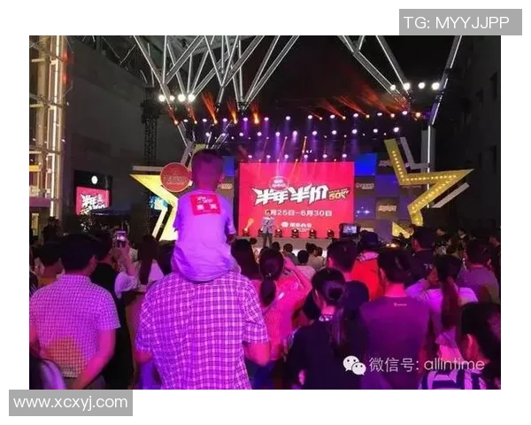 足球明星在街头遭热情粉丝追逐引发围观现场气氛火热