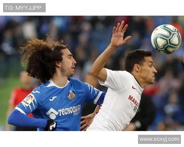 足球明星巅峰对决高清图片展现球场魅力与激情瞬间