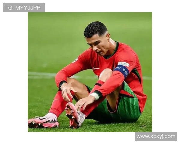 足球明星悠闲坐沙发上分享生活趣事与赛场背后的故事 足球明星悠闲坐沙发上分享生活趣事与赛场背后的故事