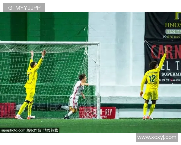 足球明星意外遭遇尴尬瞬间被扒裤子现场视频引发热议