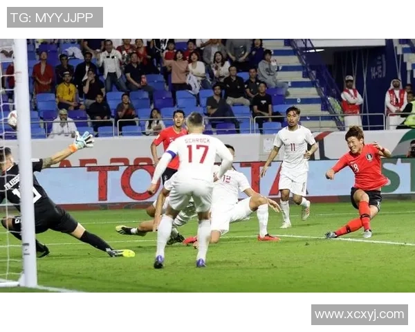 足球明星激情四射踢球破门瞬间展现绝佳技艺与团队默契 足球明星激情四射踢球破门瞬间展现绝佳技艺与团队默契