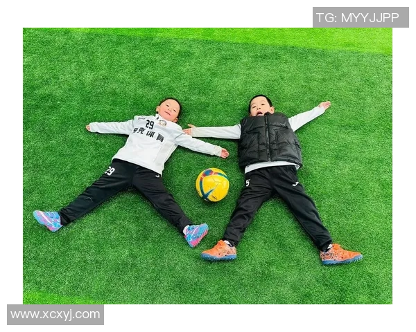 足球明星比心合影展现友谊与团结的力量，传递热爱与激情的足球精神